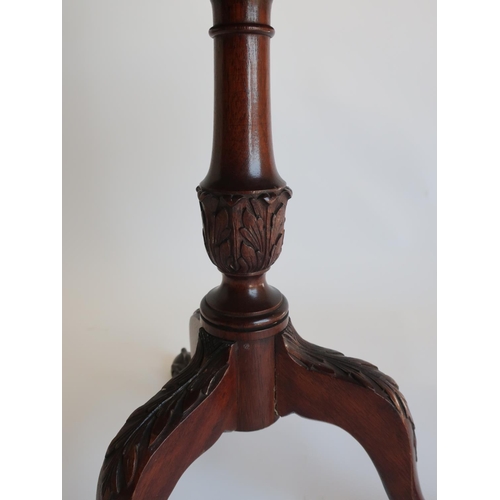 1317 - Geo.III style mahogany dumb waiter, two graduated circular tiers with beaded edge on leaf carved col... 