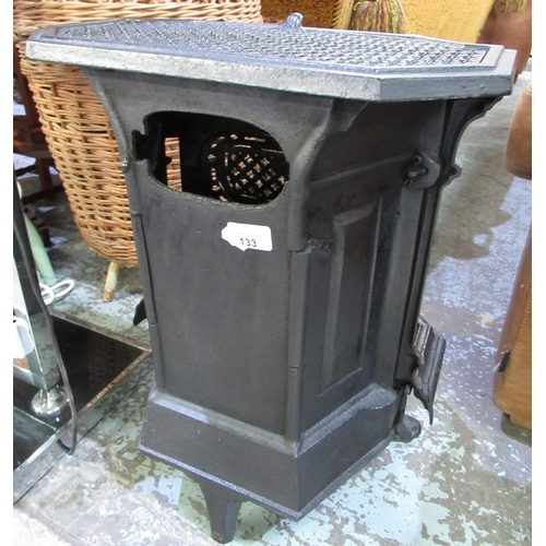 133 - Small French style cast metal stove with top grill W41cm D35cm H54cm