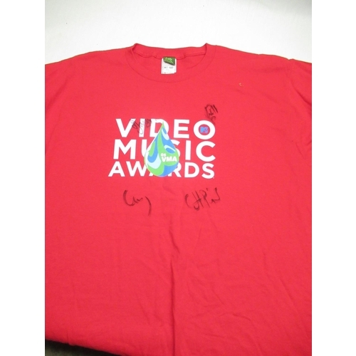4 - 2005 video awards crew T-shirt for the event in Miami signed by Chris Martin, Johnny Buckland, Guy B... 