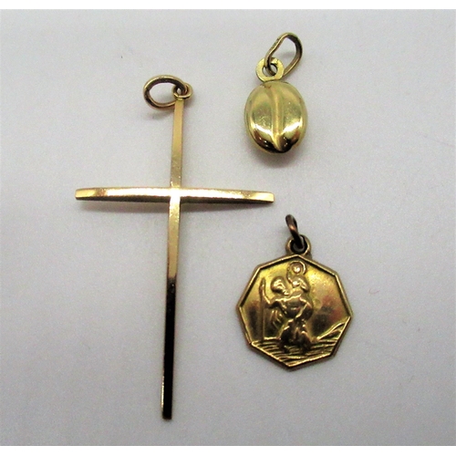 84 - Hallmarked 9ct gold cross, a hallmarked hexagonal St Christopher and a 9ct gold coffee bean pendant,... 