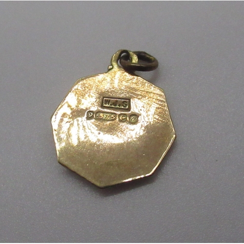 84 - Hallmarked 9ct gold cross, a hallmarked hexagonal St Christopher and a 9ct gold coffee bean pendant,... 