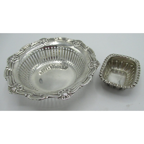 41 - Edw.VII silver pin dish with moulded and shell shaped edge, pierced sides, Birmingham 1909 and Edwar... 