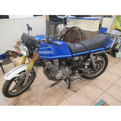 827 - Suzuki TSCC four-stroke motorcycle with electric start, registration number GWA 875V, last tax disc ... 