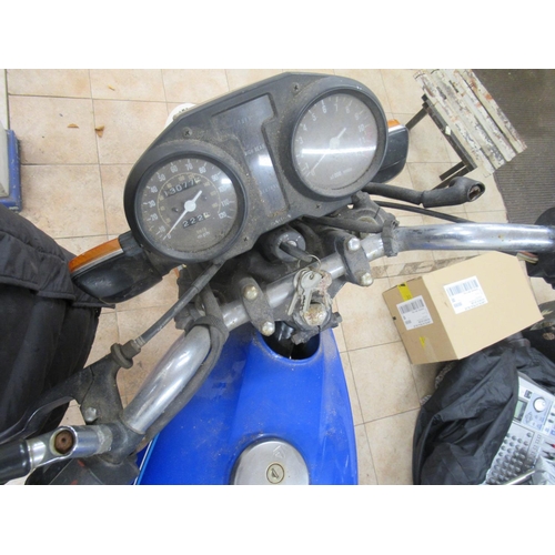 827 - Suzuki TSCC four-stroke motorcycle with electric start, registration number GWA 875V, last tax disc ... 