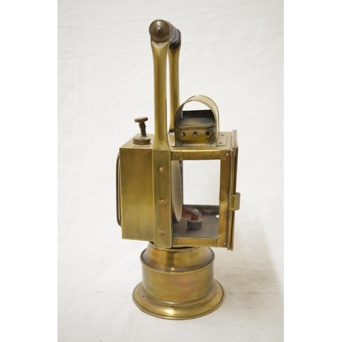 592b - H. Mozo constructor of Valladolid brass signalling lamp, with wooden carrying handle, H33.5cm