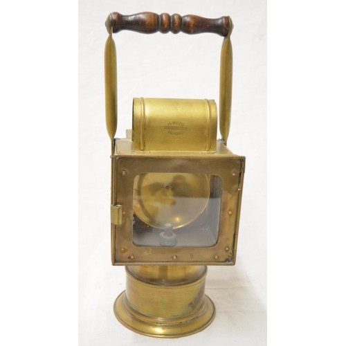 592b - H. Mozo constructor of Valladolid brass signalling lamp, with wooden carrying handle, H33.5cm