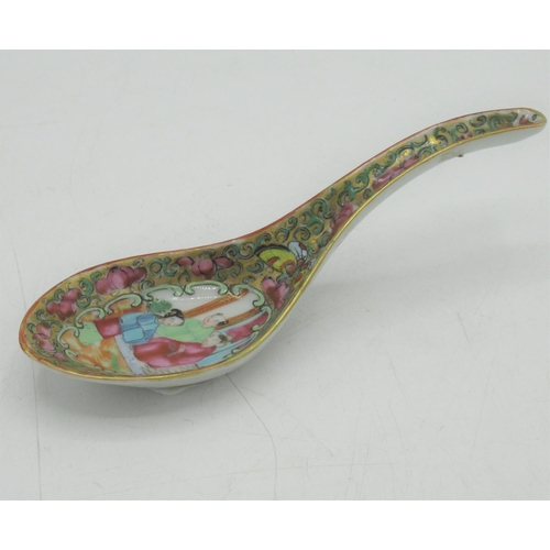 1260 - C19th Japanese Canton rice spoon, decorated in Famile enamels figures in reserve panel on a scrolled... 