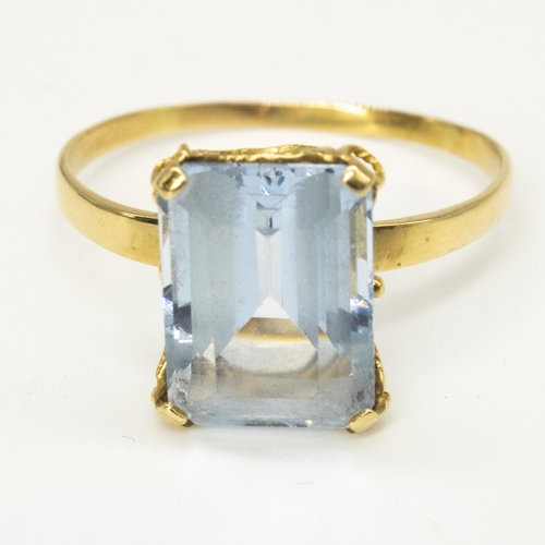 1102 - 18ct yellow gold aquamarine ring, emerald cut aquamarine claw set in a looped chain effect mount, st... 