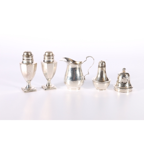 52 - Pair of George V silver pepper pots of octagonal section by Fordham & Faulkner (William Cha... 