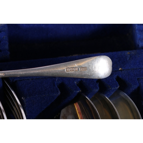 58 - Edward VII Art Nouveau period silver canteen of oar shaped flatware comprising twelve table spoons, ... 