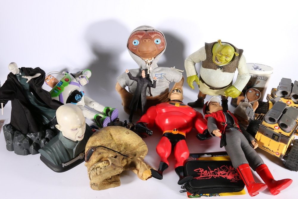 Tray Of Action Figures Including Wall E Buzz Lightyear Et Shrek Mr Incredible Captain Scarlet