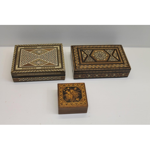 12 - Italian Sorrento Ware mosaic inlaid trinket box, 6cm wide, and two Indian bone inlaid marquetry trin... 