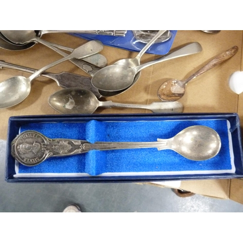 30 - EP and other loose cutlery, commemorative Silver Jubilee 1977 spoon, set of six cased coffee spoons,... 