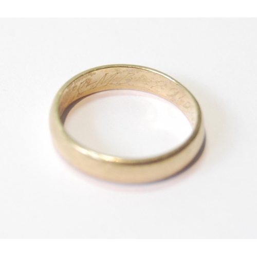 32 - 18ct gold band ring, 3.7g, size M.