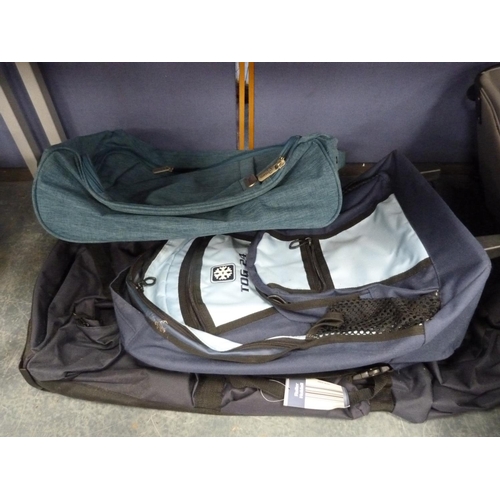 14 - Holdalls, sports bags and a rucksack.