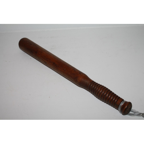 16 - Vintage truncheon, 40cm.