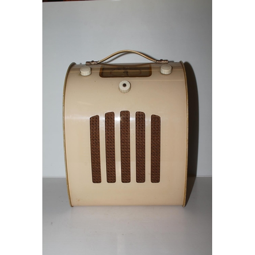40 - Vintage Ever Ready radio in beige, 32.5cm.