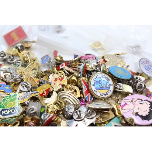 52 - ,Job Lot 200+ Assorted Vintage Lapel & Pin Badges Inc Charities, Advertising Etc