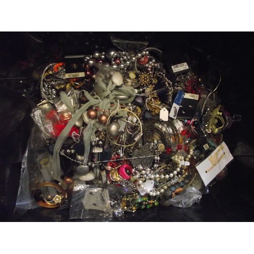 31 - Large box of unsorted jewellery approx 10kg.