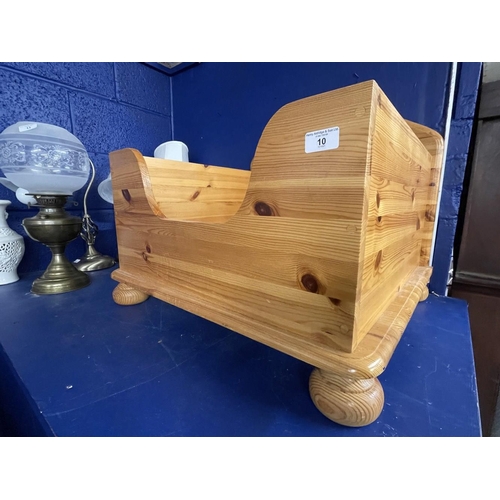 10 - Pine dog bed. 23ins. x 21½ins. x 14ins.