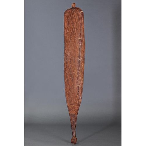 12 - FINE LARGE INCISED SPEAR THROWER (WOOMERA), WESTERN AUSTRALIA, Carved and engraved hardwood and natu... 