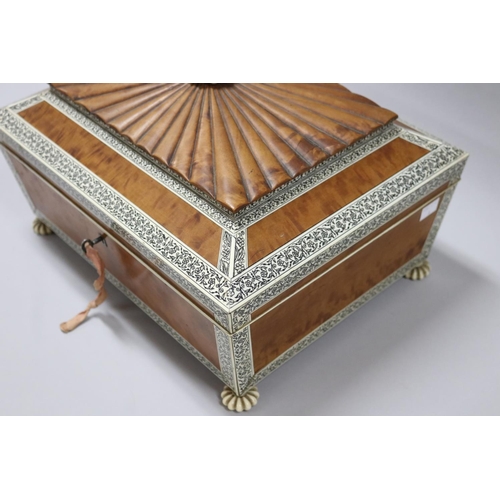 19 - Early 19th century Anglo-Indian sandlewood sewing box made in Vizapagatam, India, Sandlewood casket ... 