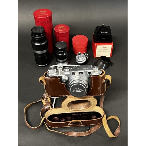 1005 - Vintage Leica No 439179. Ernst Leitz Wetzlar Germany camera. in original leather carry case. Boxed r... 