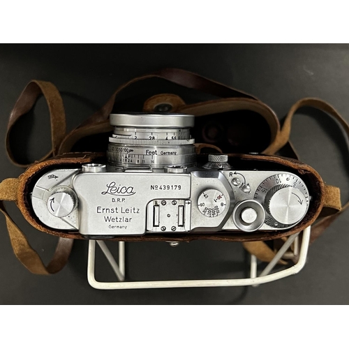 1005 - Vintage Leica No 439179. Ernst Leitz Wetzlar Germany camera. in original leather carry case. Boxed r... 