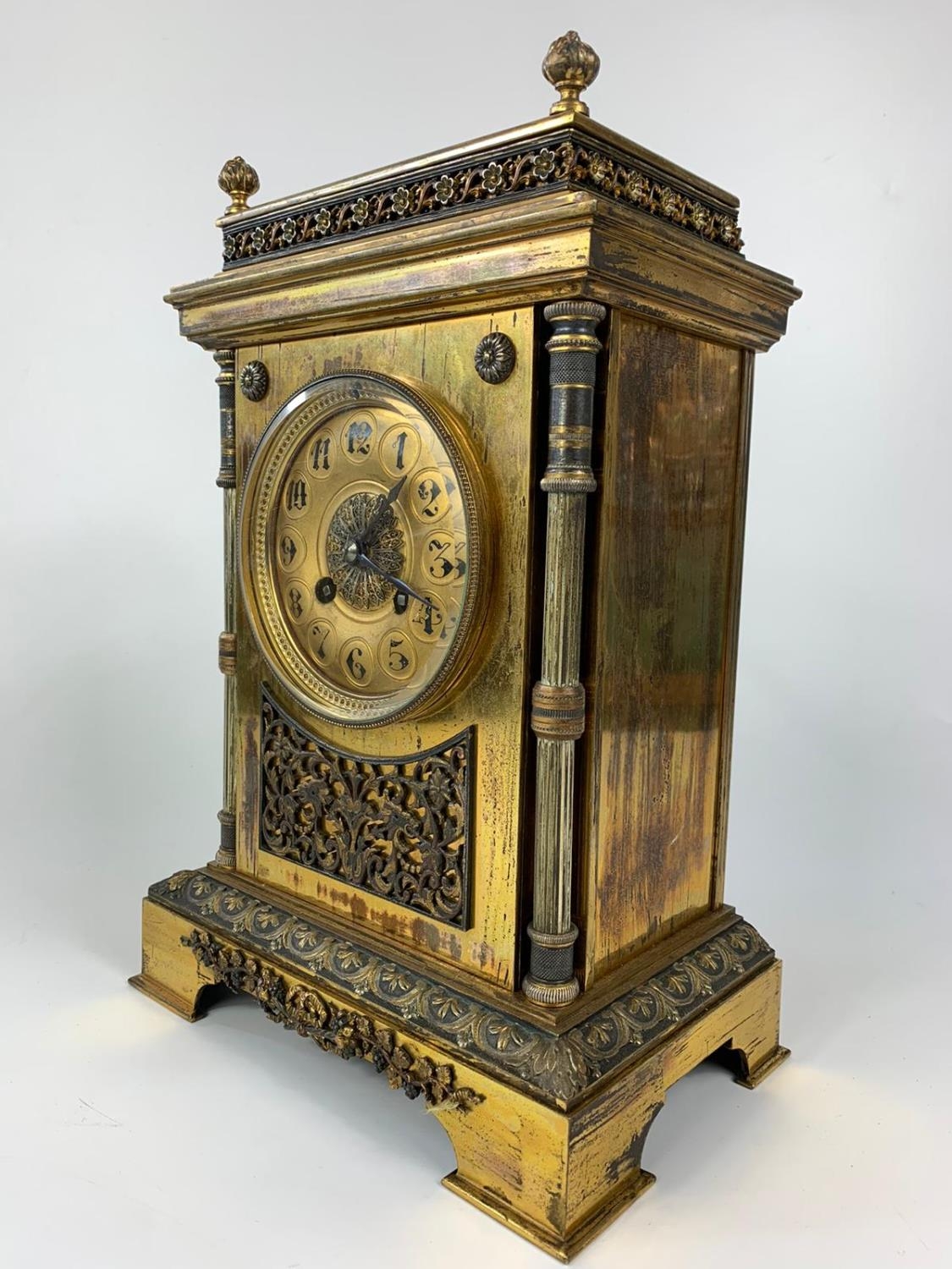 Ornate Victorian brass mantle clock with pendulum, 22x32xm
